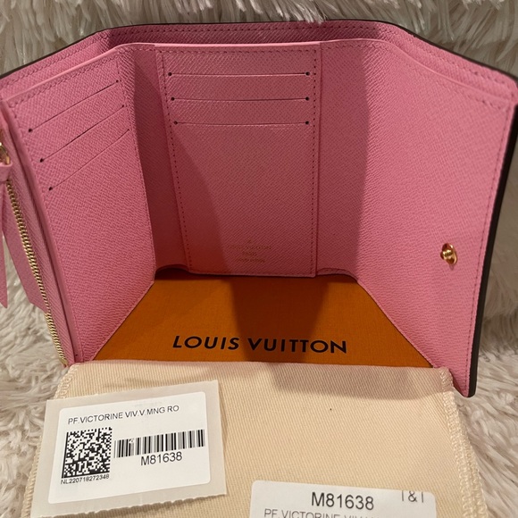 Brand New 2022 Victorine Vivienne Holiday Wallet - Picture 3 of 3